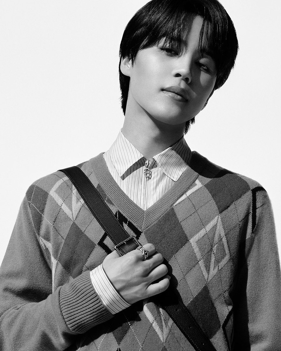 Bangtan7_Stream's tweet photo. #JIMIN is currently the BIGGEST and Most consumed ARTIST on Global Artist Ranking Chart, surpassing Taylor Swift! https://t.co/EfzdaoaugR