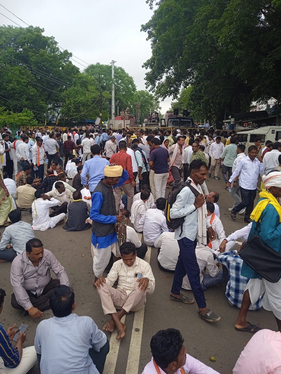 MP_Thackeray's tweet photo. Bhopal me sabhi sarpanch apani mago ke liye dharna aadolan. https://t.co/PIUkJEI618
