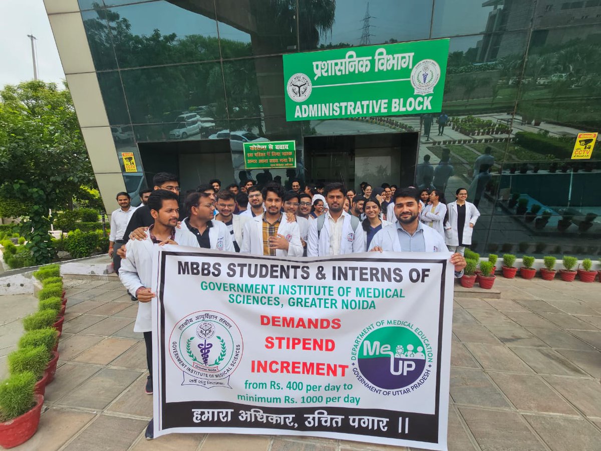 aashokbarwar's tweet photo. GIMS greater Noida Medical Intern on Protest regarding  #UP_MBBS_STIPEND_HIKE
#UP_MBBSINTERN_STIPEND_HIKE 

Currently UP Government is giving Lowest Stipend (12000/month)in India

@imamsnup  
@myogiadityanath
@yadavakhilesh 
@BJP4UP
@samajwadiparty
@brajeshpathakup
@IMAIndiaOrg https://t.co/GRcUHXLG74