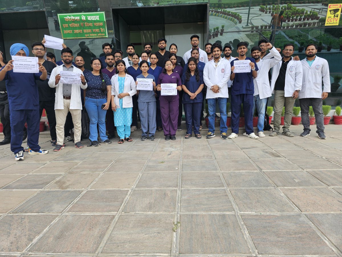 aashokbarwar's tweet photo. GIMS greater Noida Medical Intern on Protest regarding  #UP_MBBS_STIPEND_HIKE
#UP_MBBSINTERN_STIPEND_HIKE 

Currently UP Government is giving Lowest Stipend (12000/month)in India

@imamsnup  
@myogiadityanath
@yadavakhilesh 
@BJP4UP
@samajwadiparty
@brajeshpathakup
@IMAIndiaOrg https://t.co/GRcUHXLG74