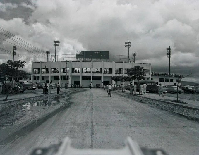 javiergon56's tweet photo. PRIMER GRAN ESTADIO LARENSE
23/7/1948: Abrió sus puertas el Estadio Olímpico d Barquisimeto con un partido entre Ayarí y Distrito Federal, que ganó 5-3. Este estadio fue testigo d grandes juegos d pelota. Allí tuvo su sede la Liga Larense d Beisbol Profesional (1950-1951). (Hilo) https://t.co/B9HjswEyhj