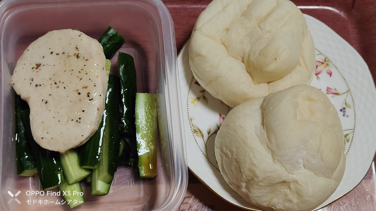 modokitheatre's tweet image. 本日の夕食!! Pascoの『食卓ロール2個』と『サラダチキンハーブのハーフ』と『ザク切りきゅうり』🫓🍗🥒😋約270kcalここまで1150kcal　昨日に比べ気温は上がらなかったけど【台所の室温38度】それでも暑いねぇ🥵　きゅうり切っているだけで滝のような汗が出た🥵　久々に #OPPOFindX3Pro にて撮影