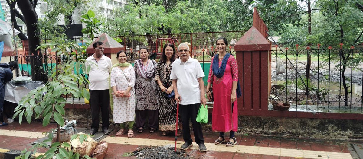 chitru2311's tweet photo. @mybmcWardRS Grdn Dept तर्फे आज अशोकनगर कांदिवली (पू ) येथे आरग्वधासारख्या आरोग्यदायी रोपांचे वृक्षारोपण केले .याप्रसंगी  @mybmcGardens HA पूनम पष्टे मॅडम व सहकारी तसेच स्थानिक नागरिक उपस्थित होते . #नृपकंकारभूषित  सुवर्णयुक्त राजमुकुटाचे वर्णन म्हणजे आरग्वध. धन्यवाद @mybmc https://t.co/Gg60oH6JgL