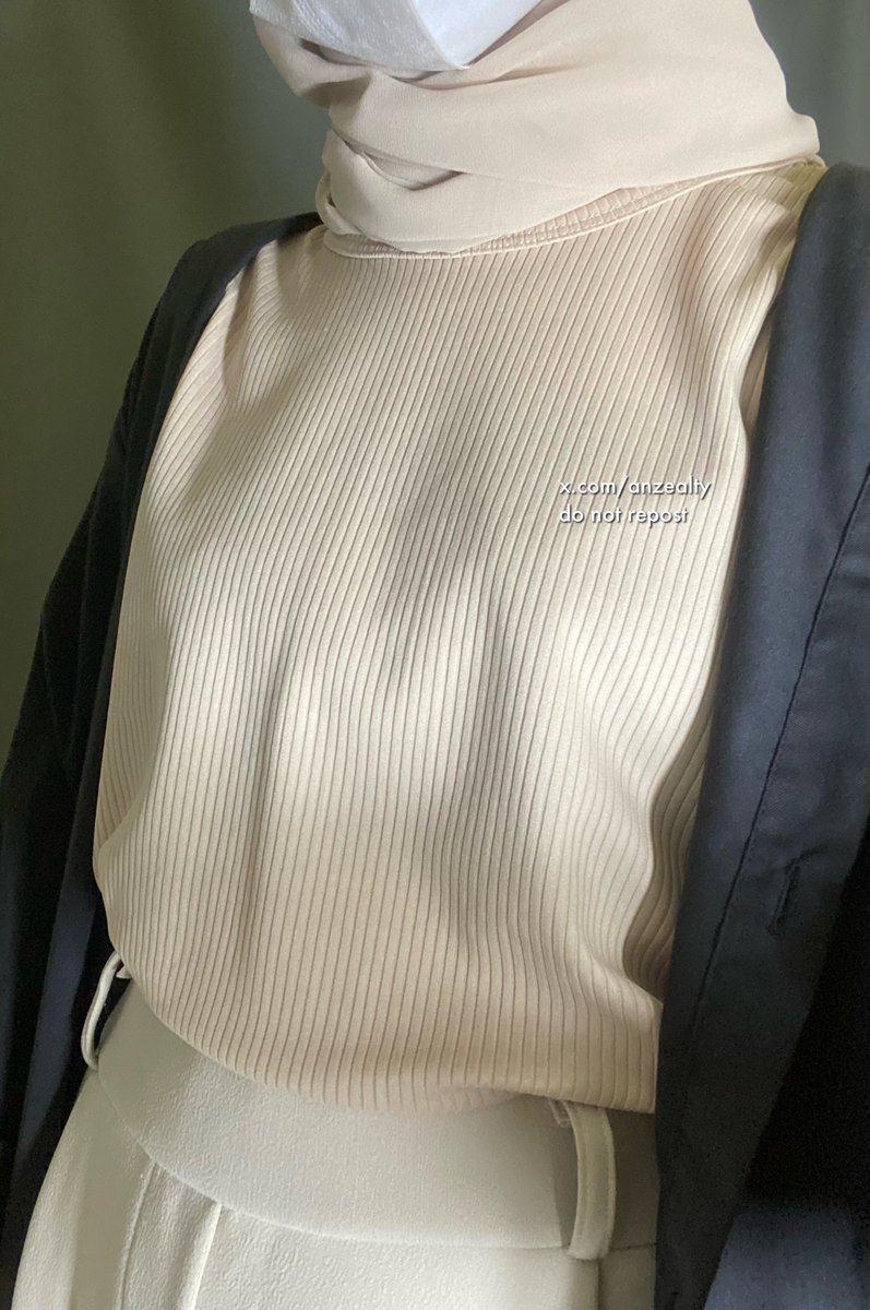 anzealty's tweet photo. Bahannya adem licin gitu tapi ga nyerep keringet, ukuran one size fit to L. Ada 7 pilihan warna. Punyaku ini warna cream. Tebel ga nerawang.

Ini harganya 7ribu doang dapet look cakep banget kayak gini, nangis ga sih😭

🔗 https://t.co/4mwrT0eojD https://t.co/pFoyk4VDX9