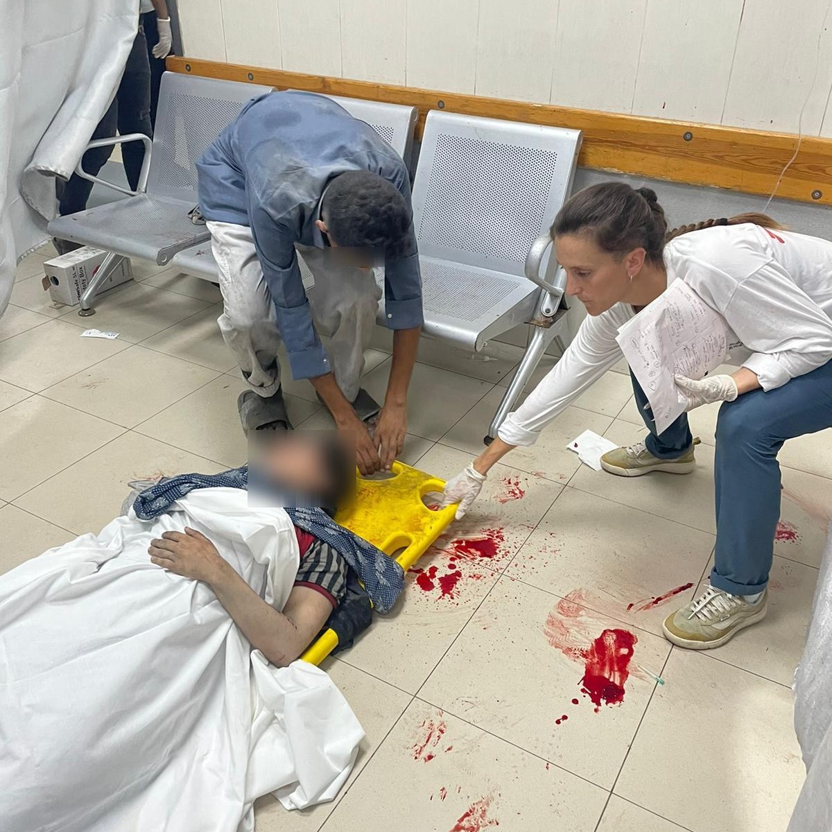 Etter de blodige angrepene mot Khan Younis mandag 22. juli ble Nasser-sykehuset nok en gang overveldet. Over hundre sårede ble fraktet til sykehuset, ifølge helsemyndighetene. Sykehuset er under enormt press fordi de nødeløse drapene og lemlestingen fortsetter i Gaza. 1/5