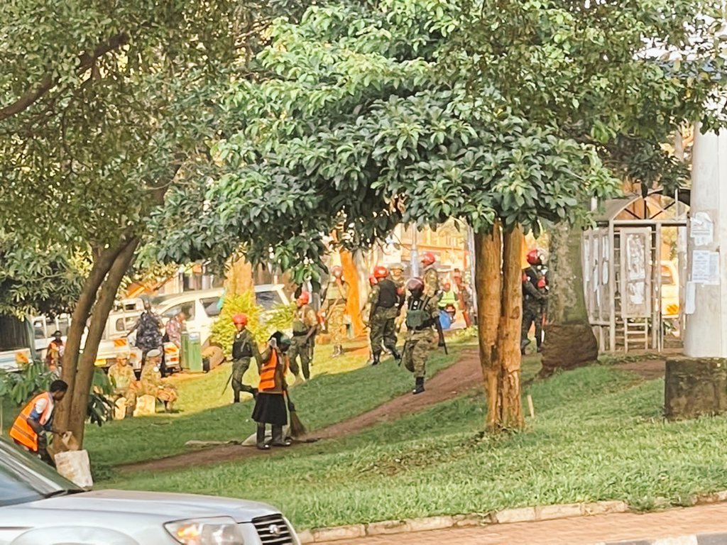 WaakoTonny1's tweet photo. Match to parliament turns to be run away from Parliament as @PoliceUg and @MODVA_UPDF heavily deployed in every corner of Kampala 
@News247Ug 
#News247Ug 
@DanielLutaaya 
#waakonewsspot 
#Picturecourtesy https://t.co/A6vaJkoUM7