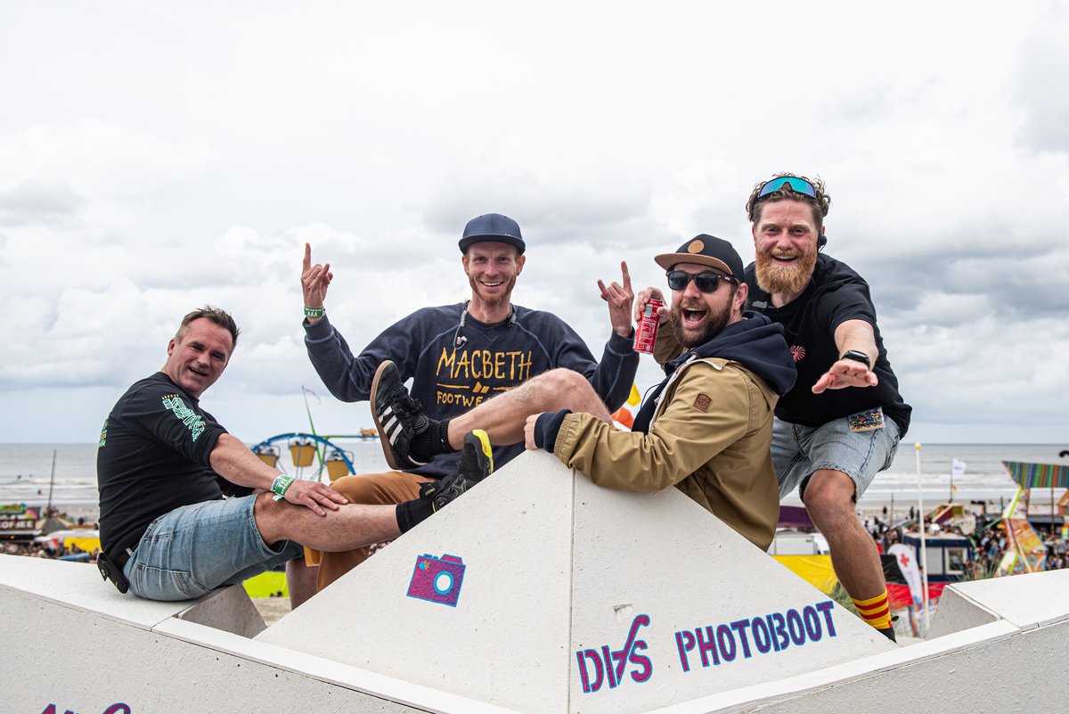 Wat was het een heerlijk weekend! We vinden het machtig mooi om zoveel blije mensen bij elkaar te zien op het strand van Ameland. 

Hebben jullie MadNes 2025 al in de agenda staan? Op 𝟒, 𝟓 &amp; 𝟔 𝐣𝐮𝐥𝐢 gaan we er weer voor! 

Bedankt!

Floris, Steven, Symen &amp; Danny