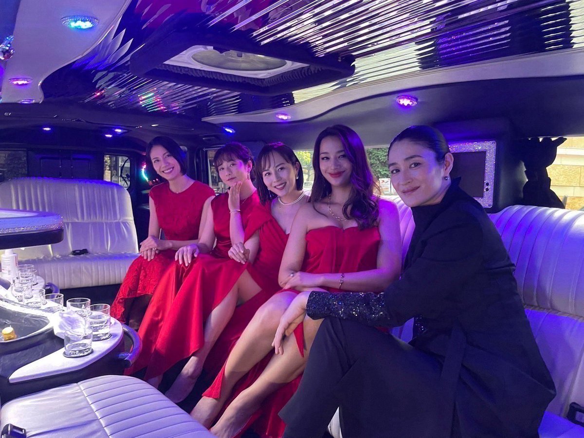 skycastle__ex's tweet image. ／
#スカイキャッスル
✴︎記者会見の裏側✴︎
＼

超高級リムジンに乗り登場した５人
出発前の美しすぎる姿をお届け🌹

そしてついに、25日木曜よる9時〜
セレブ妻たちのマウントバトルが開幕⚔️

&quot;沼落ち確定の衝撃作&quot;ご期待ください◎

#松下奈緒 #木村文乃 #比嘉愛未 
#高橋メアリージュン #小雪