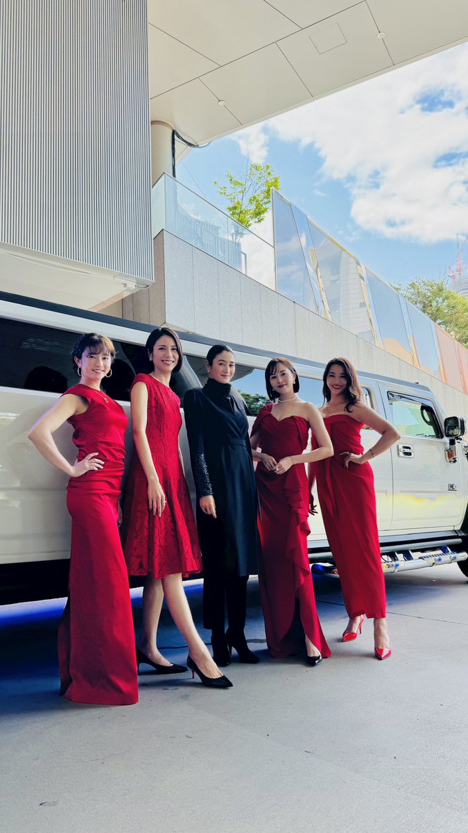 skycastle__ex's tweet image. ／
#スカイキャッスル
✴︎記者会見の裏側✴︎
＼

超高級リムジンに乗り登場した５人
出発前の美しすぎる姿をお届け🌹

そしてついに、25日木曜よる9時〜
セレブ妻たちのマウントバトルが開幕⚔️

&quot;沼落ち確定の衝撃作&quot;ご期待ください◎

#松下奈緒 #木村文乃 #比嘉愛未 
#高橋メアリージュン #小雪