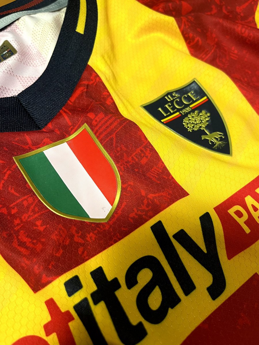 🇮🇹 - Um Scudetto na belíssima camisa giallorossa do Lecce. Isso merece demais ser apreciado.