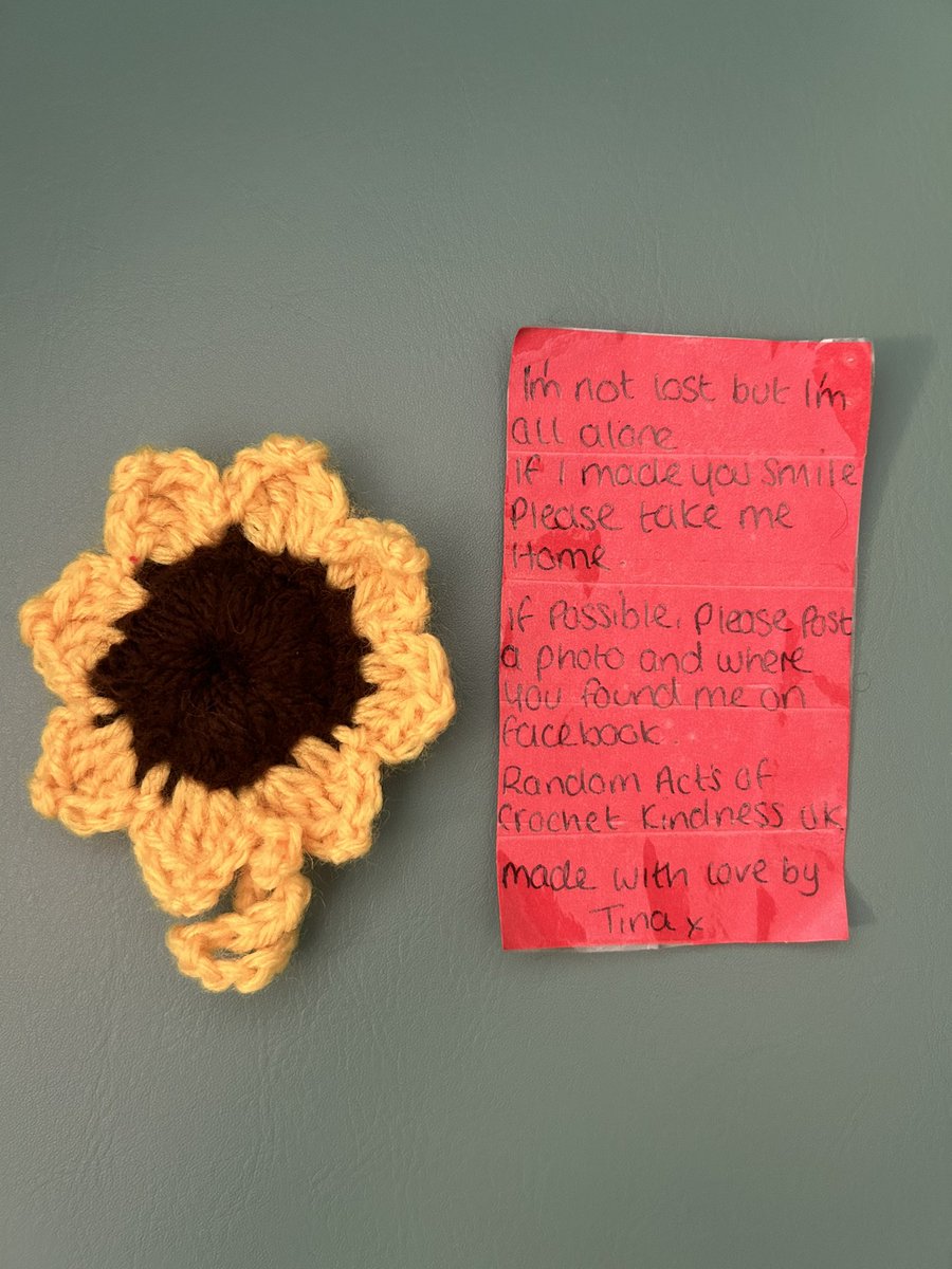 A lovely random action of kindness, thank you Tina. This was left in the Wellbeing Room and made me smile. I have left it there, so hopefully it brightens up someone else’s day. 🌻 #randomactsofcrochetkindnessuk #randomactsofkindness