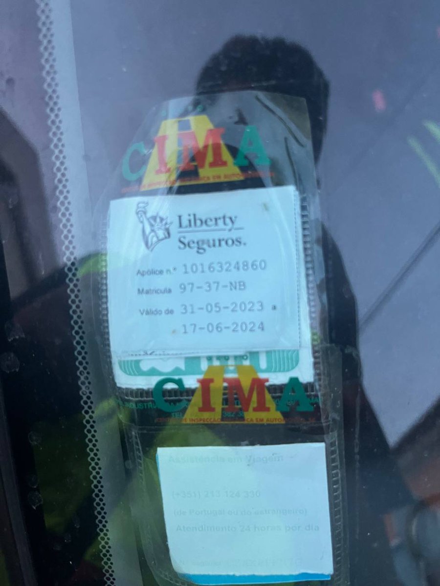 racismocontrapt's tweet photo. "Aproveito e deixo aqui a minha história. No dia 12 de julho, ia em trabalho, fazia o transporte em marcha de urgência de uma vítima, dentro de uma localidade, ia com marcha de urg��ncia sonora e luminosa para que todos me ouvissem.
Chego a um cruzamento, na localidade de Alpiarça, eu tinha STOP, parei, olhei , não vi ninguém e avancei, assim que  meto a frente da ambulância para fora do cruzamento sou abalroado por um carro cheio de indianos que vinha a alta velocidade (projetou a minha ambulância 5/6 metros o que me fez ir de frente para a casa). Qual não é o meu espanto que, no exercício da minha função, sai da ambulância após o embate e ia ver se estava tudo ok com os do outro carro, deparo me com 5 indianos a virem na minha direção para me agredir, recuaram quando me ouviram falar com a GNR e INEM. 
Em menos de 10 minutos fiquei cercado por indianos , olhava em redor não via um único português!"