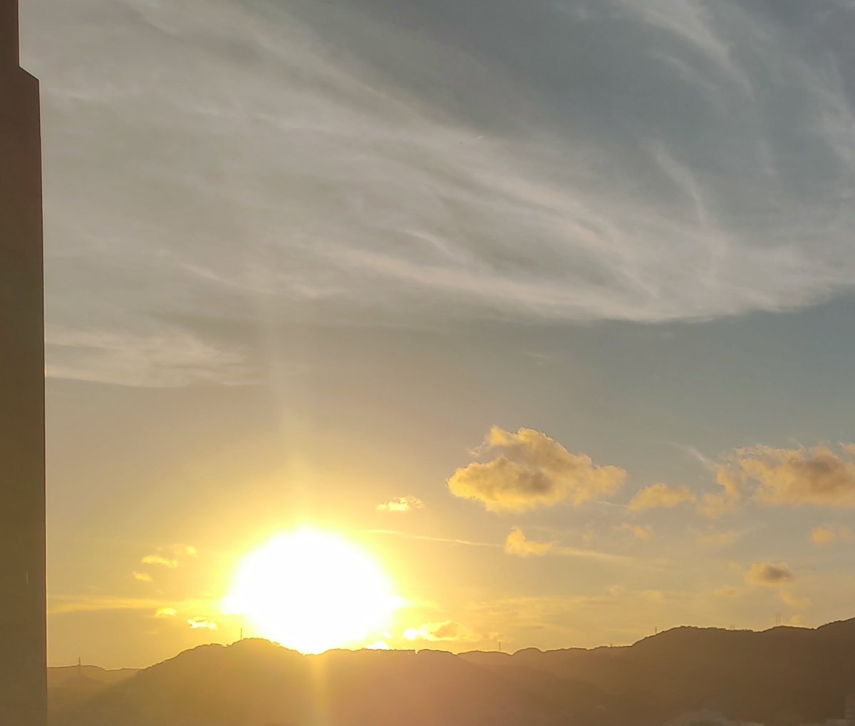 Kotonoha_hako28's tweet photo. #イマソラ
久しぶりに夕陽を眺めた気が... https://t.co/TsrkO1qYHv