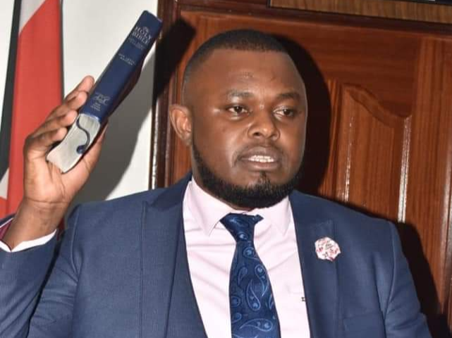 georgediano's tweet photo. Former MCA Mark Ndungu also known as Macree together with a guy Known as Mukorino are in charge of the goons. Macree is being funded by Governor Sakaja, they're communicating with a walkie-talkie. The goons are paid 10k each, 5k deposit &amp; 5K after work is done. https://t.co/amIefwQYCi