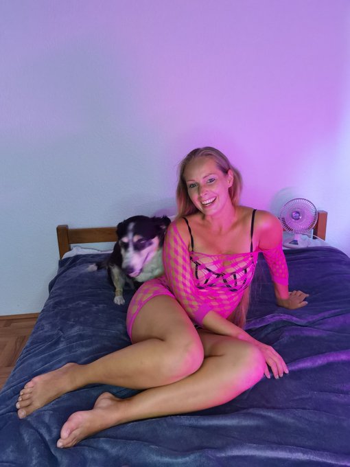 I was shooting content and he jumped to my bed https://t.co/bPu8B3aaPK<a href="/tag/mvsales"class="tags"><span>#mvsales</span></a>