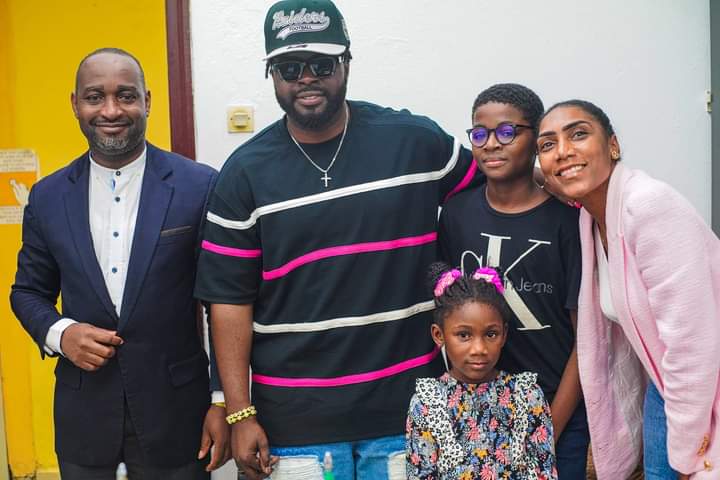 DuGuinee70885's tweet photo. Lors d'un court séjour privé dans la capitale équato-guinéenne, l'artiste musicien camerounais LOCKO s'est rendu à l'Ambassade du Cameroun à Malabo, le 19 juillet 2024, où il a été reçu pendant plus d'une demi heure, par l'Ambassadeur, S.E. Désiré Jean Claude OWONO MENGUELE. https://t.co/U2KxrtmAIt
