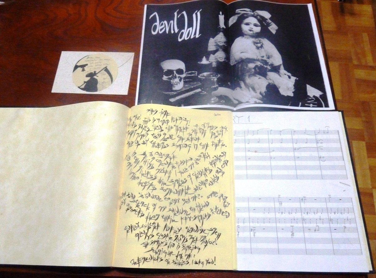 sam_takahashi's tweet image. 暑いのでスロベニア産暗黒音楽聴いて頭を冷やす。
限定25枚のダイカットジャケ、更にマスクは10、楽譜も10限定。全て手作業で作られている。しかし、やたら体力を消耗する。
#devildoll