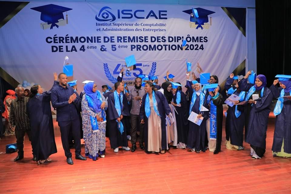 ISCAE1's tweet photo. 🎓Chapeau bas à tous nos diplômés iscaemiens💪🎉 !
🔵Nous ne pourrions être plus fiers de célébrer vos exploits exceptionnels. Avec une détermination inébranlable , vous avez franchi cette étape cruciale de votre aventure académique🥇. 
Congratulations 🎉 
#iscae 
#djibouti https://t.co/QTChDJqpzj