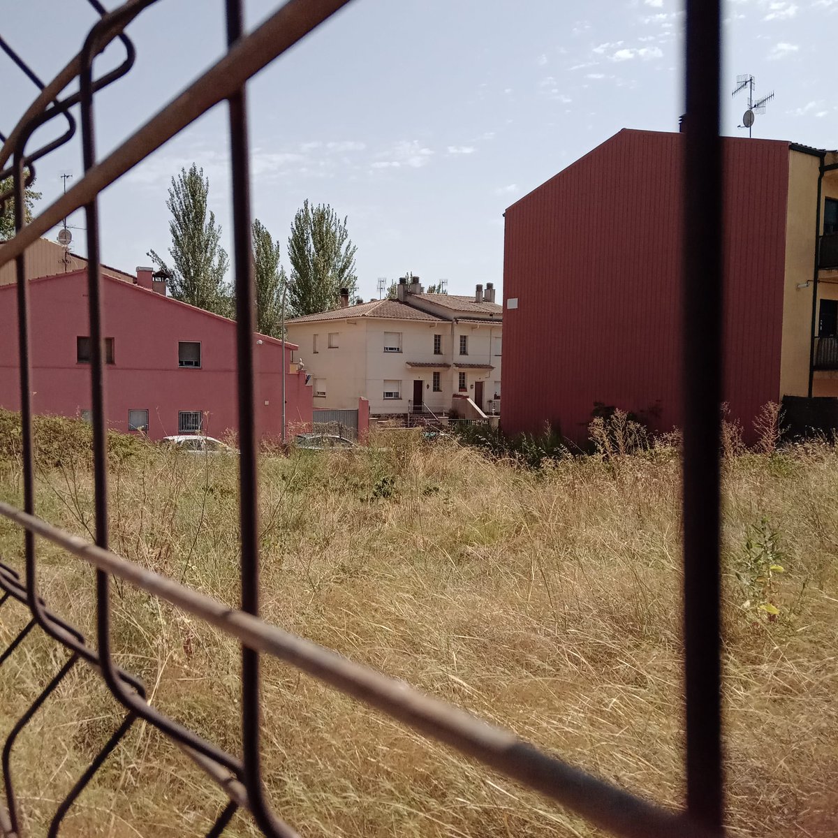 lacorbacoop's tweet photo. El passat dijous, vam formalitzar la compra del solar situat al carrer Ferrocarril 2 a Sant Celoni. Un espai on podrem construir un projecte que aculli la diversitat, on poder portar a terme pràctiques comunitàries i on ningú faci negoci amb el dret a l'habitatge. @ladinamo_ https://t.co/fwwOZxszsq