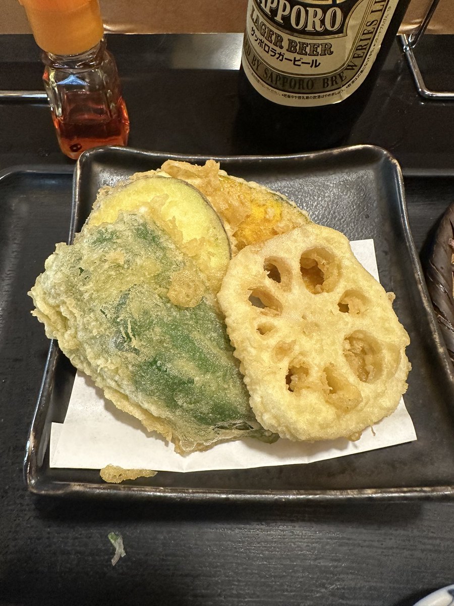 miyabeach's tweet photo. 胡麻だれセイロ　鱧　大海老　野菜天4種
（蓮根　ピーマン　茄子　南瓜）
赤星。　朝から美味いねぇ〜　ビールが進み過ぎる笑　#蕎麦　#築地　#長生庵 https://t.co/kjvKjUNfcz