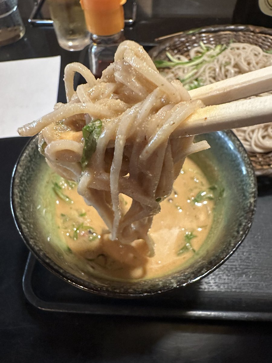 miyabeach's tweet photo. 胡麻だれセイロ　鱧　大海老　野菜天4種
（蓮根　ピーマン　茄子　南瓜）
赤星。　朝から美味いねぇ〜　ビールが進み過ぎる笑　#蕎麦　#築地　#長生庵 https://t.co/kjvKjUNfcz