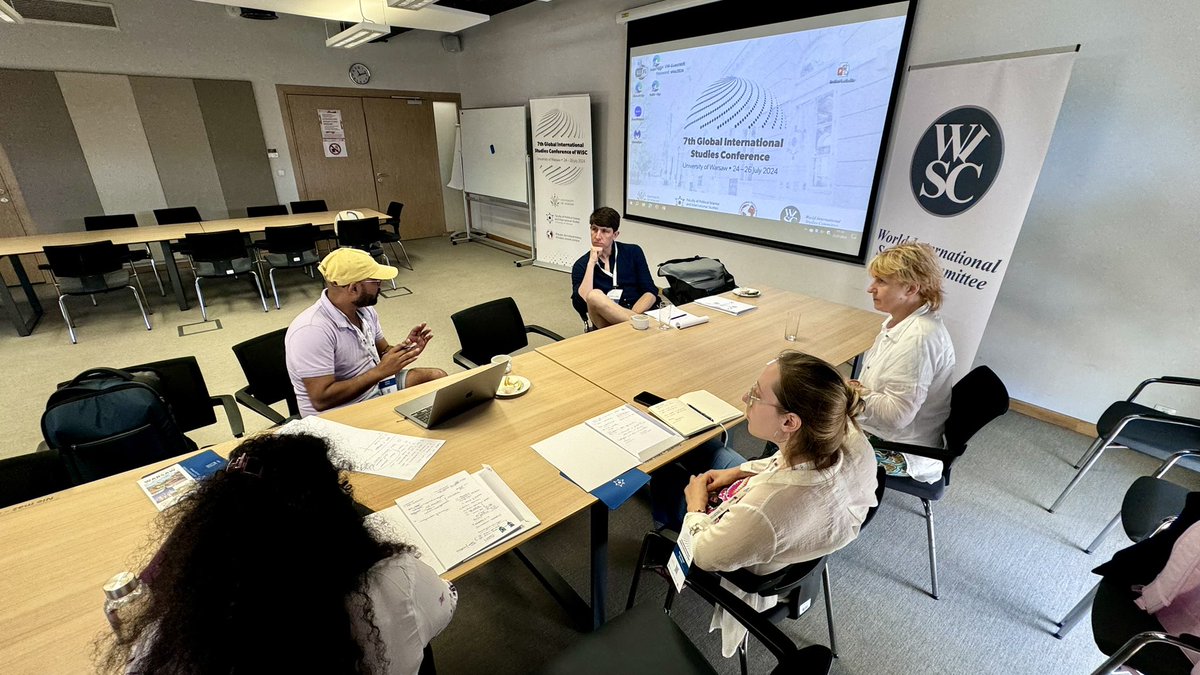 WISCommittee's tweet photo. ￼
 We begin our 𝗦𝗲𝘃𝗲𝗻𝘁𝗵 𝗚𝗹𝗼𝗯𝗮𝗹 𝗜𝗻𝘁𝗲𝗿𝗻𝗮𝘁𝗶𝗼𝗻𝗮𝗹 𝗦𝘁𝘂𝗱𝗶𝗲𝘀 𝗖𝗼𝗻𝗳𝗲𝗿𝗲𝗻𝗰𝗲 #WISC2024 with three different workshops. We share now pictures from the second one: "Critical Conceptualization of Global Disorder". https://t.co/jKSoRpiWZg