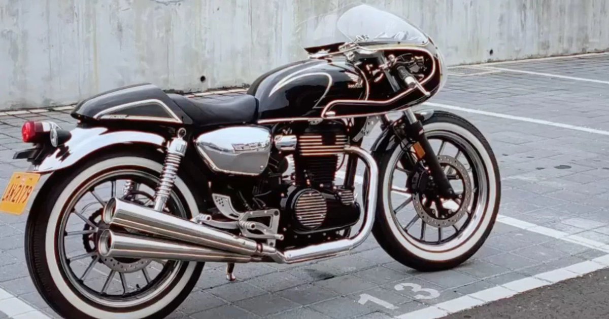 AckoDrive's tweet image. Meet this stunning Taiwanese cafe racer based on the Honda Hness CB350, which combines retro charm with head-turning custom style through clever bolt-on modifications and a show-stopping paint finish. &amp;gt;&amp;gt; ackodrive.com/news/honda-hne…

#Honda #HnessCB350 #Modification