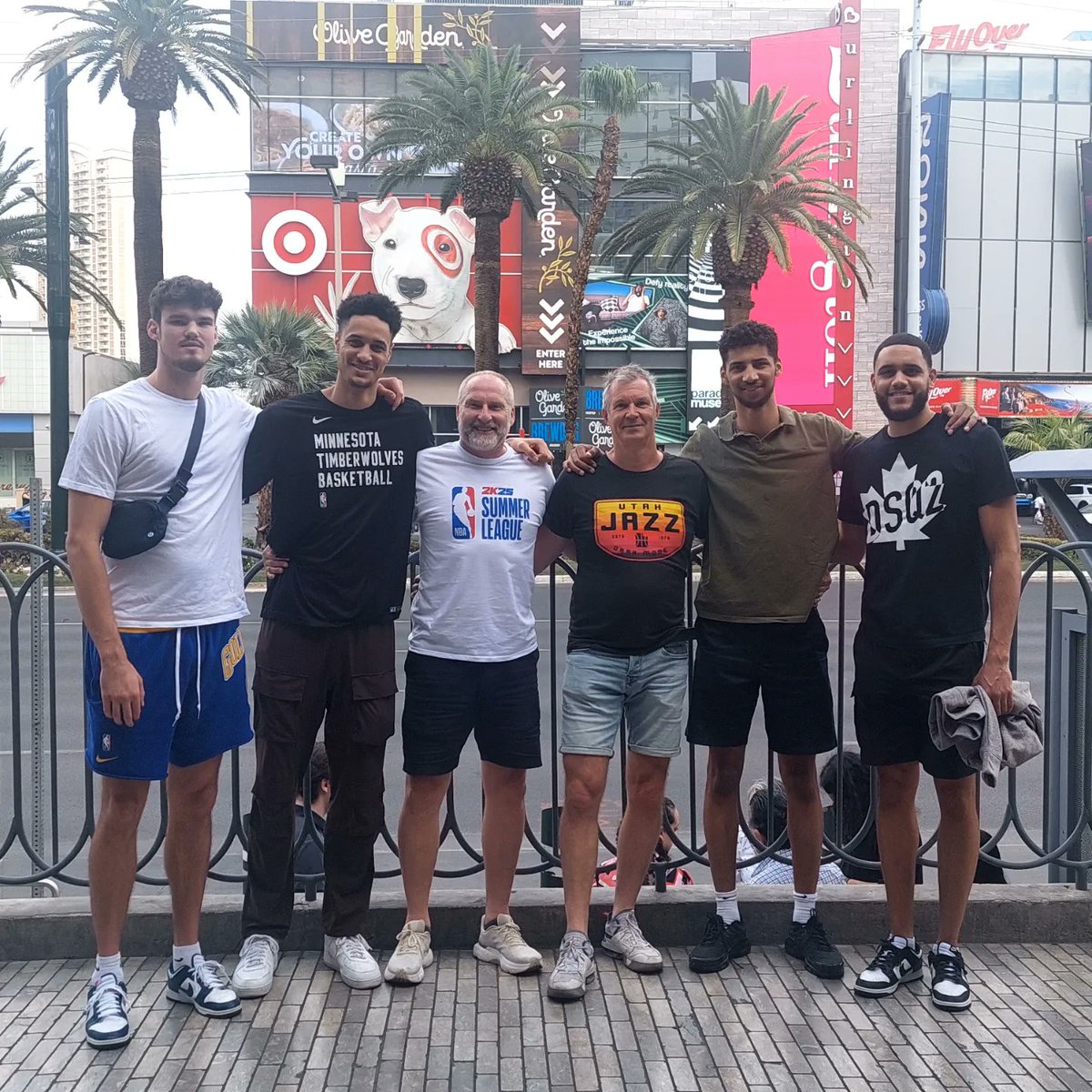 MarkdVries's tweet photo. Four Dutch basketball players competing in the @NBASummerLeague in Vegas. Meeting with their Amsterdam youthcoach and me. #dutchtakeover @Basketball_NED @celtics @warriors @Timberwolves @okcthunder @NBA https://t.co/0JgeuauPeG