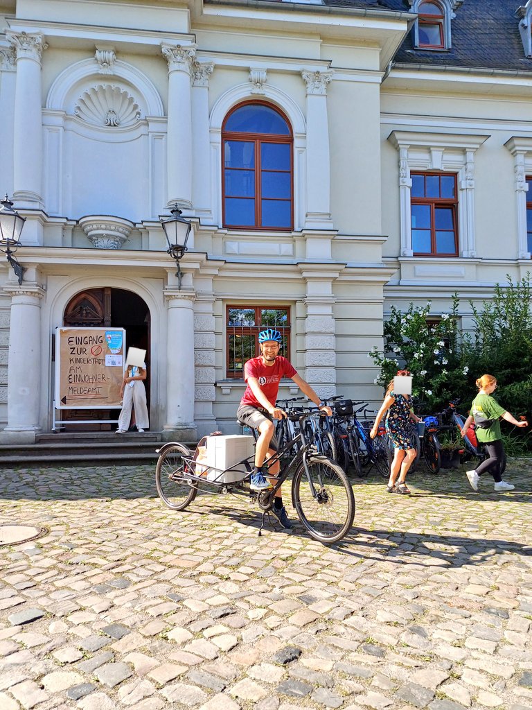 MMagdowski's tweet photo. In diesem Jahr gibt es wieder eine Kinderstadt #Ottopia in der @Ottostadt #Magdeburg und ich bin als Vertreter der @OVGUpresse als freiwillige Unterstützung für die dortige #Kinderuni dabei.
Natürlich gibt es für die Kids von 8 bis 14 erneut Workshops mit einem #Elektrobaukasten. https://t.co/P2uL8Dj0IH