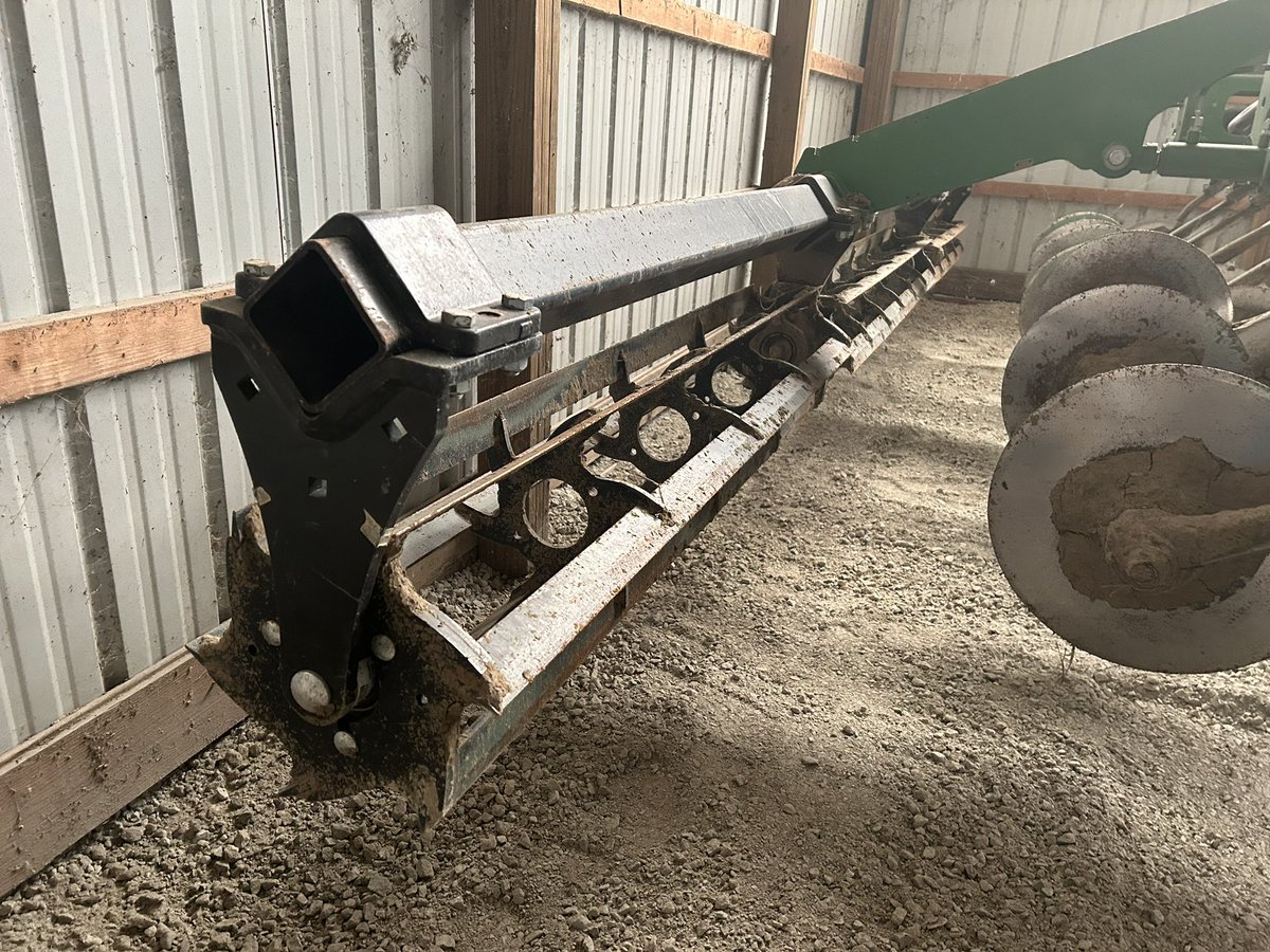 X/AgTwitter helped me sell a grain cart a few weeks ago, so I’m gonna try again with a 7 shank 2730 Deere Ripper for a landlord. Very little use with all original parts and good bevel still on the disc blades.