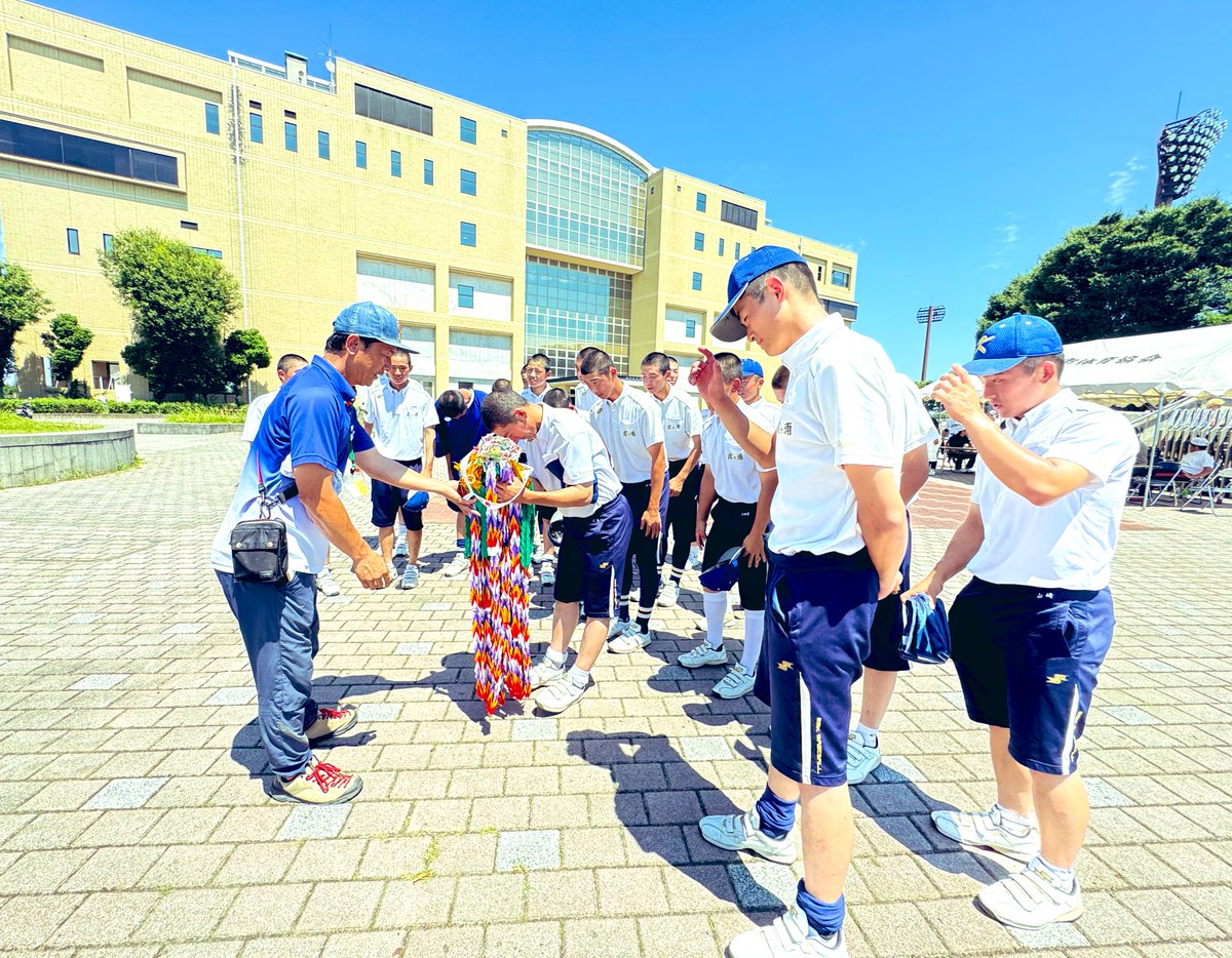 鹿島学園から霞ヶ浦へ千羽鶴の儀式は
選手達が帰ってしまったので、保護者が
代わりに手渡してくれました。
しっかりと受け取る市川主将
水戸商戦の後日立一高の文字鶴が霞ヶ浦高校に渡ります。勝ち続けて甲子園まで持って行ってください。と日立一高の保護者からめ熱い想いをいただきました。