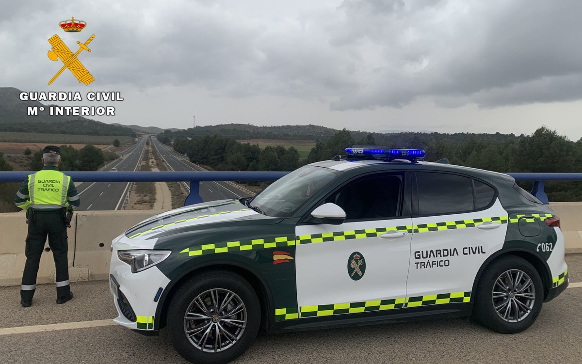 guardiacivil's tweet photo. En estos días de desplazamientos en carretera con motivo de las vacaciones de verano, no lo dudes, al volante #Alcohol00 y si tomas bebidas espirituosas deja el coche aparcado.
#SeguridadVial #ViajeSeguro https://t.co/J12fRe5oj2