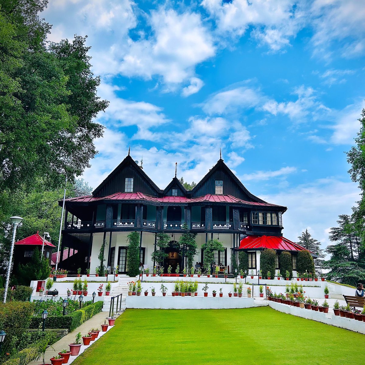 Rashtrapati Niwas Mashobra , the 174 year old heritage summer retreat of honorable President of India located in picturesque mashobra hills of Shimla. Now open for public visit 10 a.m. - 5 p.m. Book your visit now visit.rashtrapatibhavan.gov.in/plan-visit/ras…
#RashtrapatiNiwas #shimla