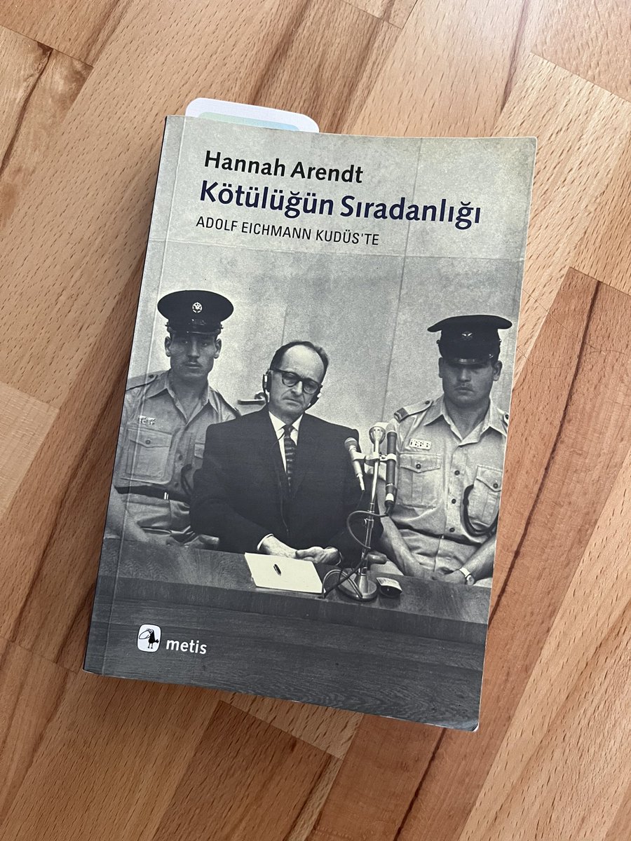 Kötülüğün sıradanlığı...

Hannah Arendt, bu kavramı, Nazi Almanya'sında korkunç kararlara normal bir idari işmiş gibi imza atan sıradan bir adamı tarif etmek için kullanmıştı. Sorgulamadan, sadece talimatları uygulayan sıradan insan ile kötülüğün de olağanlaştığını anlatıyordu.