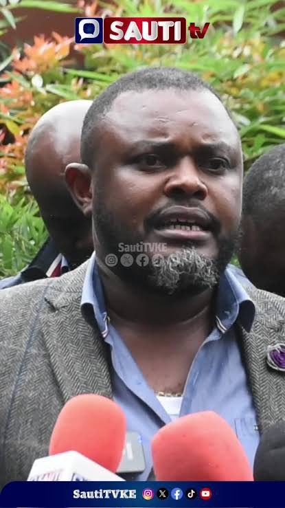 FGaitho237's tweet photo. The Range Rover KAT 115L seen paying goons and boda boda operators to cause havoc in Nairobi CBD owned by Mark Ndungu Nganga, former Maringo-Hamza MCA and a UDA sycophant. 

Just like @DCI_Kenya pursued me and @AlinurMohamed_ , we need him arrested asap for disrupting peaceful protests and orchestrating violence in the CBD. 

If you know him tell him the citizens will arrest and present him to the police if they don’t do it soon. 

#OccupyJKIA
#RutoMustGo