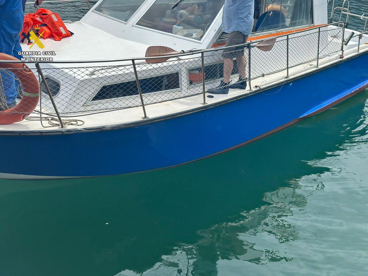 gcivilbizkaia's tweet photo. (1/4)⛵️ Rescatamos a un tripulante con afección cardíaca a 4 millas al📍norte de #PuntaGalea.
🚤👮♂️El #serviciomaritimo de la @gcivilbizkaia atendió al enfermo que yacía en el puente de gobierno. https://t.co/NTYc9uxn96