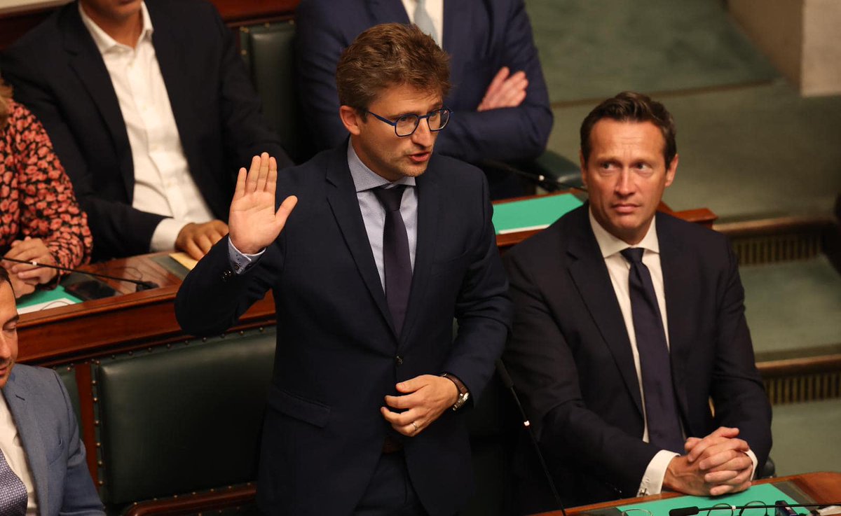 Grâce aux 11.204 voix de préférence lors des élections du 9 juin dernier, j'ai prêté serment comme député fédéral à <a href="/LaChambreBE/">QuidàlaChambre</a> ✋
Je reste bien entendu pleinement impliqué dans la gestion communale à la <a href="/VilledeLiege/">Ville de Liège</a> 🌇
Merci à tous pour votre soutien et votre confiance 🙏