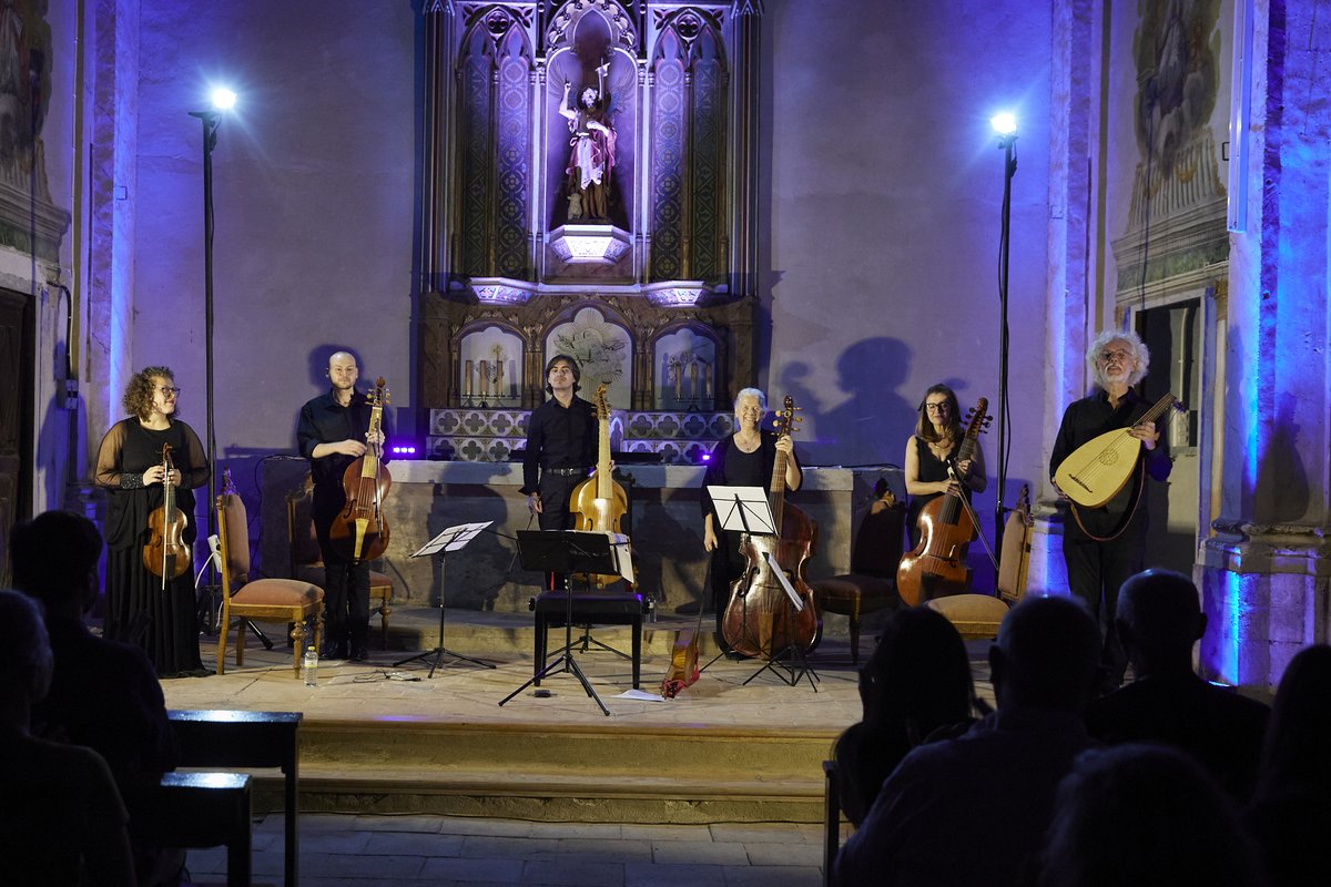 Eduardo Egüez, con su programa «O felici occhi miei» contó con la participación de alumnos del curso, que intervinieron en algunas piezas.

<a href="/ajmorella/">Ajuntament de Morella</a> | @acecultura | @festclasica