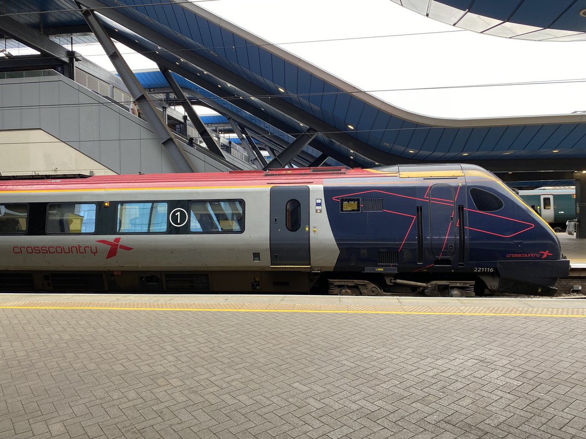 loypass_SCCar's tweet image. 🚄 A bit of fresh colour for Reading to start this grey morning. Ex-Avanti Super Voyager 221 116 City of Bangor wears elements of all three operators of her life in between duties. @CrossCountryUK #SuperVoyager #class221 #Bombardier