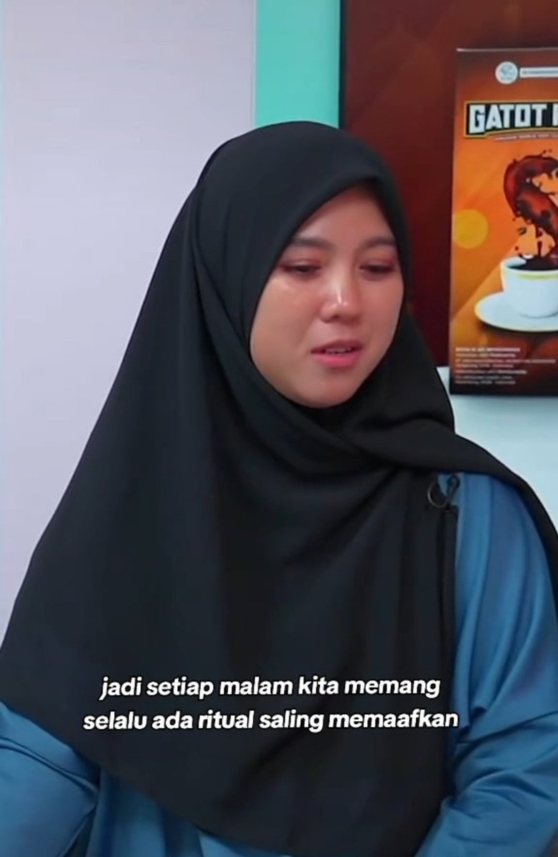 lempengaaja's tweet photo. "Riri masih kuat?"
"Riri udah capek belum?"
Aku bisa pergi kapanpun dengan bebas 😭

"aku bayarin sekolahnya sampe dia jadi dokter ya" 

Siapa taruh bawang disini 😭 https://t.co/1H8CuEguys
