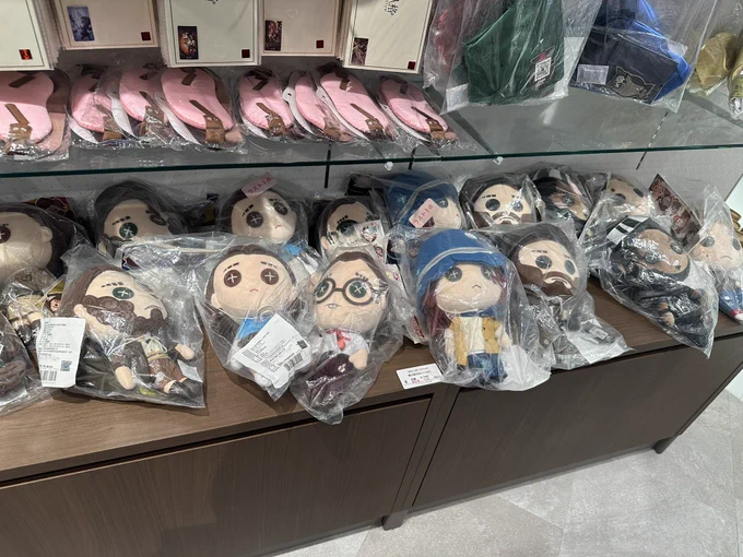 池袋Pパルコの店、第五ぬいちゃんこの値段なの良き(画角外にもいる)