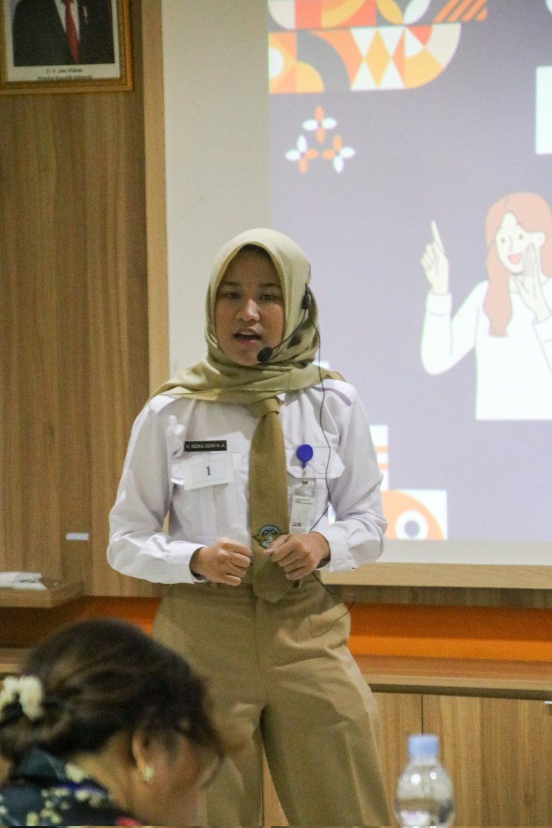poltekbangsby's tweet photo. 🏆 TARUNA BERPRESTASI 🏆

Taruni R. Rizka Dwi Nur A meraih kemenangan dalam PIECO (PPI Curug English Competition). Rizka adalah taruni jurusan Manajemen Transportasi Udara Angkatan 8D yang berhasil menempati posisi 2nd Runner Up. . https://t.co/hlsatxCeKX
