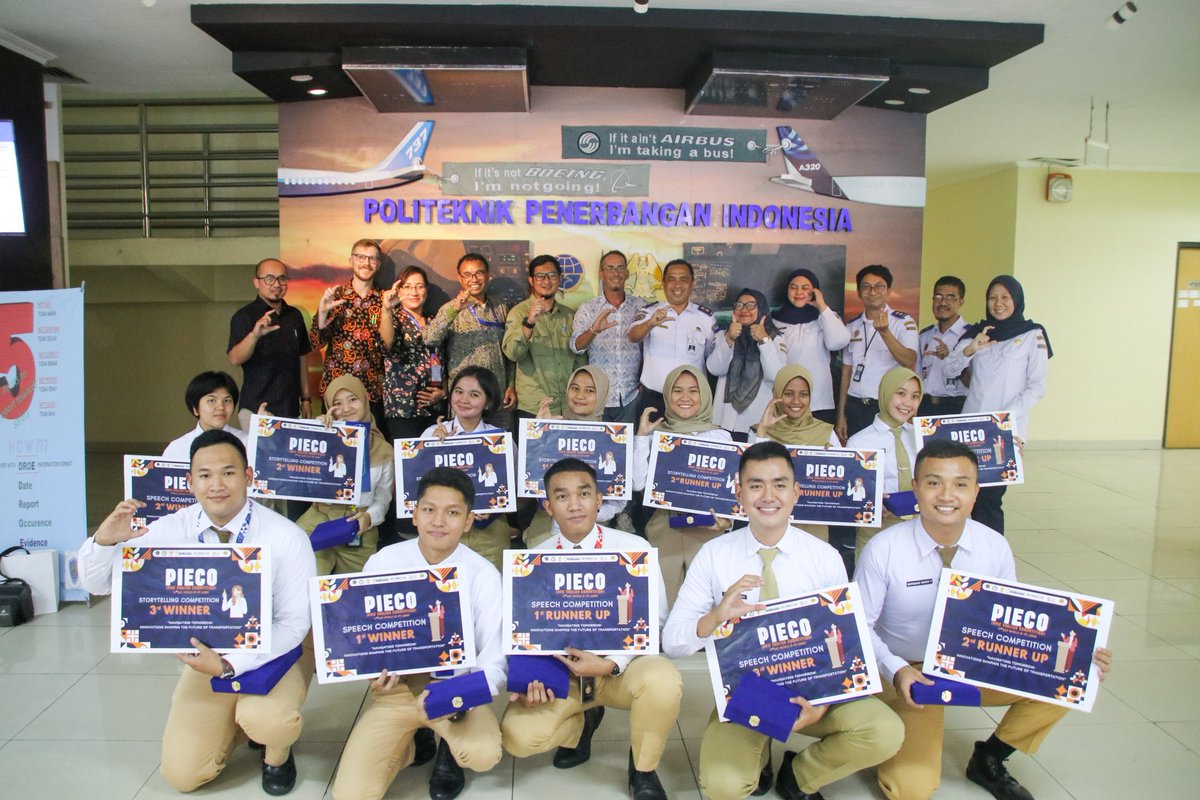 poltekbangsby's tweet photo. 🏆 TARUNA BERPRESTASI 🏆

Taruni R. Rizka Dwi Nur A meraih kemenangan dalam PIECO (PPI Curug English Competition). Rizka adalah taruni jurusan Manajemen Transportasi Udara Angkatan 8D yang berhasil menempati posisi 2nd Runner Up. . https://t.co/hlsatxCeKX