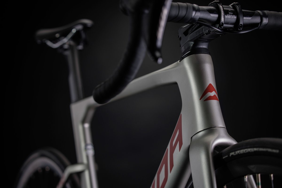 MERIDA_BIKES's tweet image. 【REACTO 6000】
チームモデルと同ジオメトリーのCF3フレームに、Shimano 105 Di2を組み合わせたハイコストパフォーマンスモデル。

ケーブルを一部内蔵するエアロフレーム、ディスクブレーキ、電動変速機のすべてを併せ持つ一台。

merida.jp/lineup/road_bi…

#merida #メリダ #reacto #リアクト