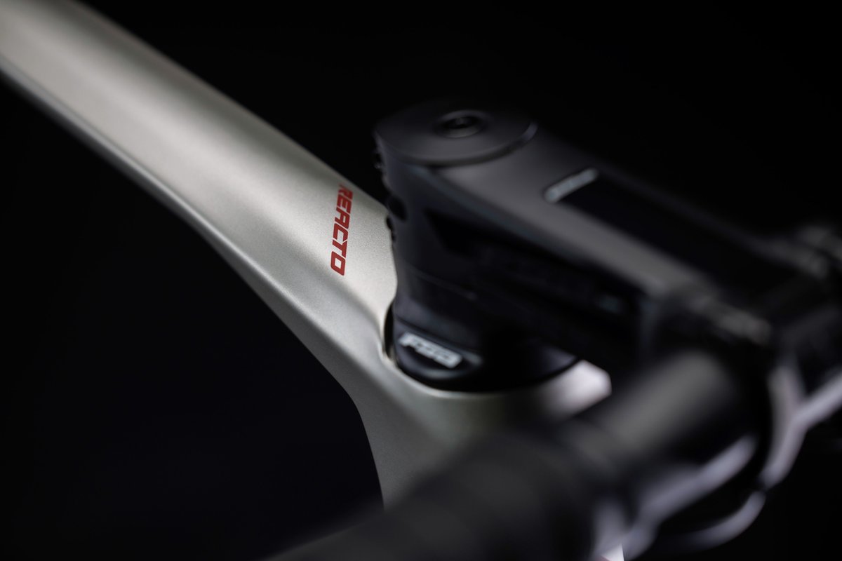 MERIDA_BIKES's tweet image. 【REACTO 6000】
チームモデルと同ジオメトリーのCF3フレームに、Shimano 105 Di2を組み合わせたハイコストパフォーマンスモデル。

ケーブルを一部内蔵するエアロフレーム、ディスクブレーキ、電動変速機のすべてを併せ持つ一台。

merida.jp/lineup/road_bi…

#merida #メリダ #reacto #リアクト