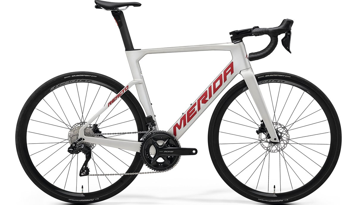 MERIDA_BIKES's tweet image. 【REACTO 6000】
チームモデルと同ジオメトリーのCF3フレームに、Shimano 105 Di2を組み合わせたハイコストパフォーマンスモデル。

ケーブルを一部内蔵するエアロフレーム、ディスクブレーキ、電動変速機のすべてを併せ持つ一台。

merida.jp/lineup/road_bi…

#merida #メリダ #reacto #リアクト