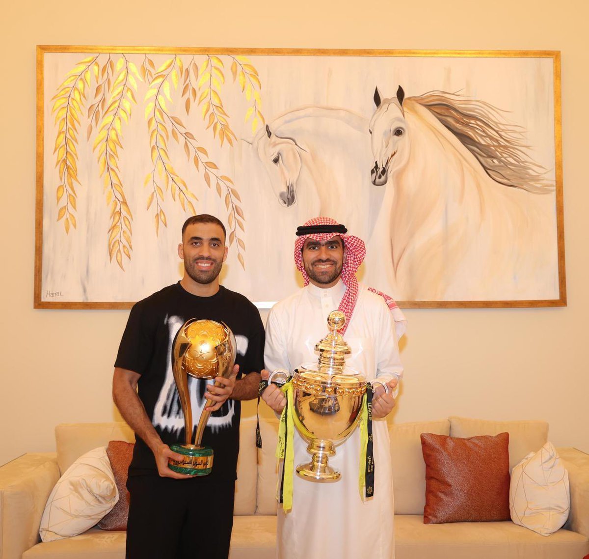 لم تكن لاعباً محترفاً بل عاشقاً أحب الاتحاد وجمهوره، قدمت لهم كل ما يسعدهم وساهمت في كتابة صفحات ذهبية في تاريخ نادينا.
لذلك الجميع اليوم يعبّر لك عن حبه وامتنانه ويتمنى لك التوفيق
وأنا شخصياً أعرف حمدالله الذي كان أكثر الناس حزناً في أوقات الخسارة وفرحاً بالانتصار
شكراً لك وتظل