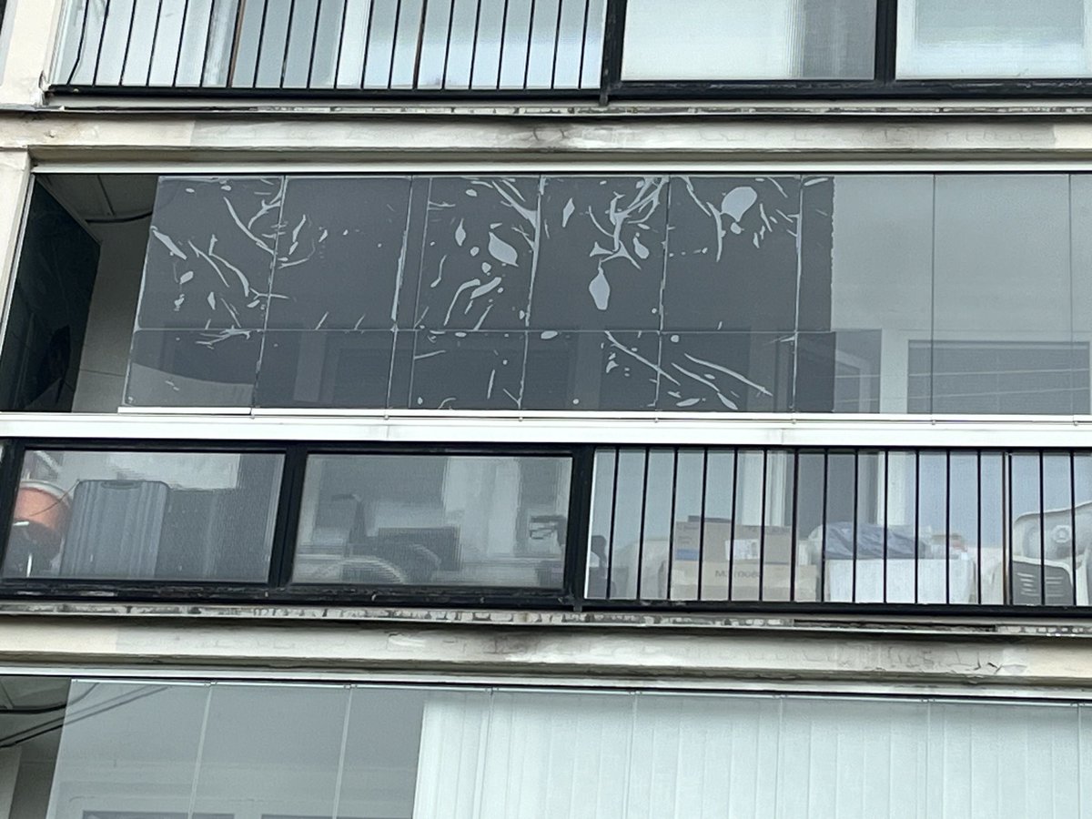 Ano, zatmavením oken se opravdu o dost sníží teplota! A na youtube je dost návodů, jak si to nalepit sám… jedno jak to pak vypadá…😳😳😩 jak praví klasik: na všetko je treba špecialistou…