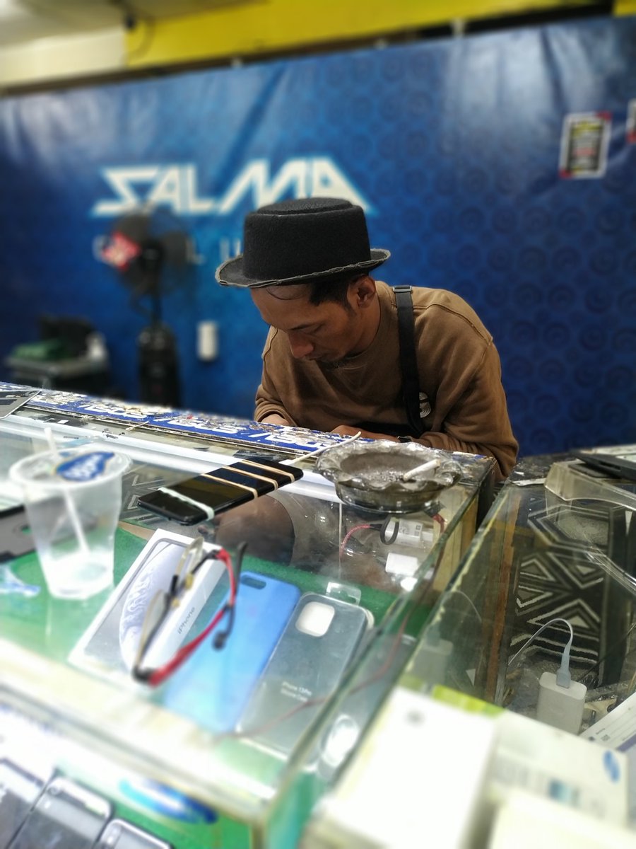 rasjawa's tweet photo. Ahli service hape paling terpercaya se-ITC Bandung. Kalo butuh nyervis hape, ke Kang Ajo aja di Salma Cellular ITC Bandung. Gak pernah mark up kerusakan. Rusaknya A ya A yang dibenerin dan dikasih tau ke kita. Gak jadi ketambahan B,C sampe Z. https://t.co/0S4Exh3fCJ