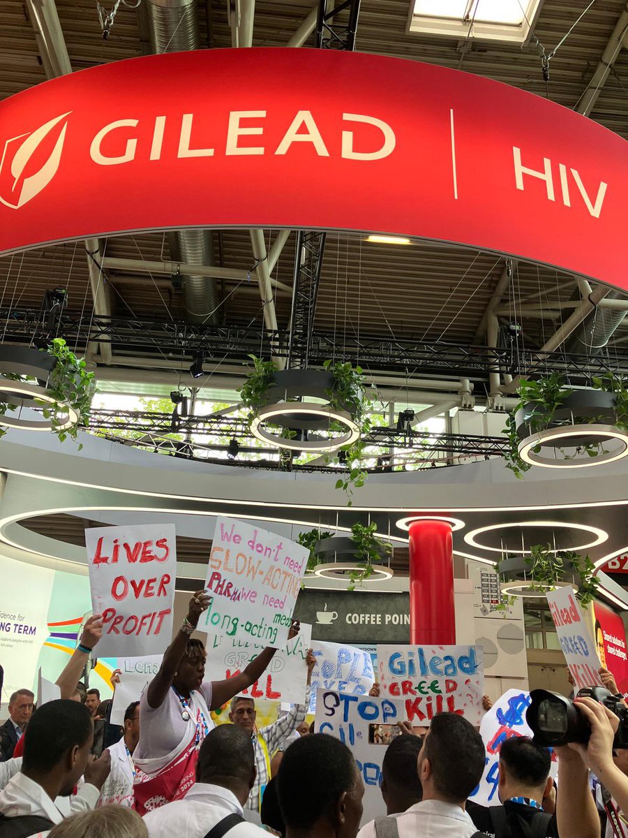Jetzt gerade fordern Aktivist:innen auf der Welt-Aids-Konferen den Hersteller <a href="/GileadSciences/">Gilead Sciences</a> auf, den Zugang zum hochwirksamen Medikament Lenacapavir weltweit sicherzustellen #AIDS2024